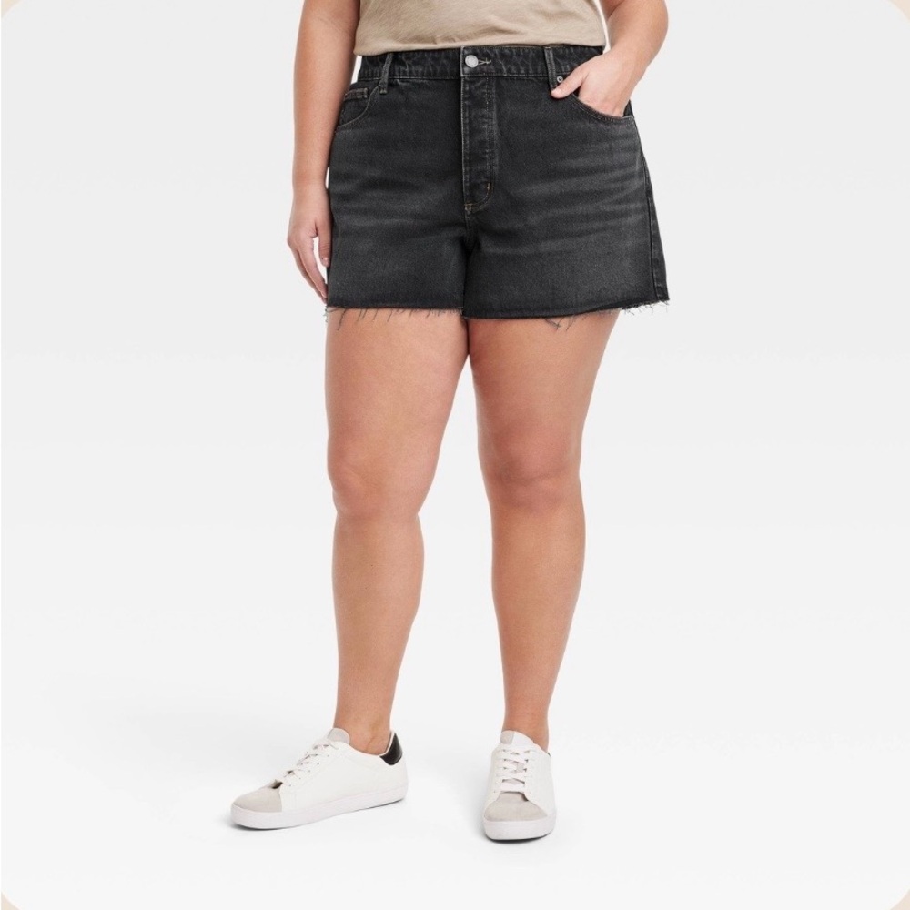 Universal Thread Women’s Mid-Rise 90s Jean Shorts in Black Wash